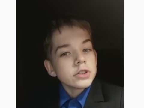 Девочка гуляла возле дома